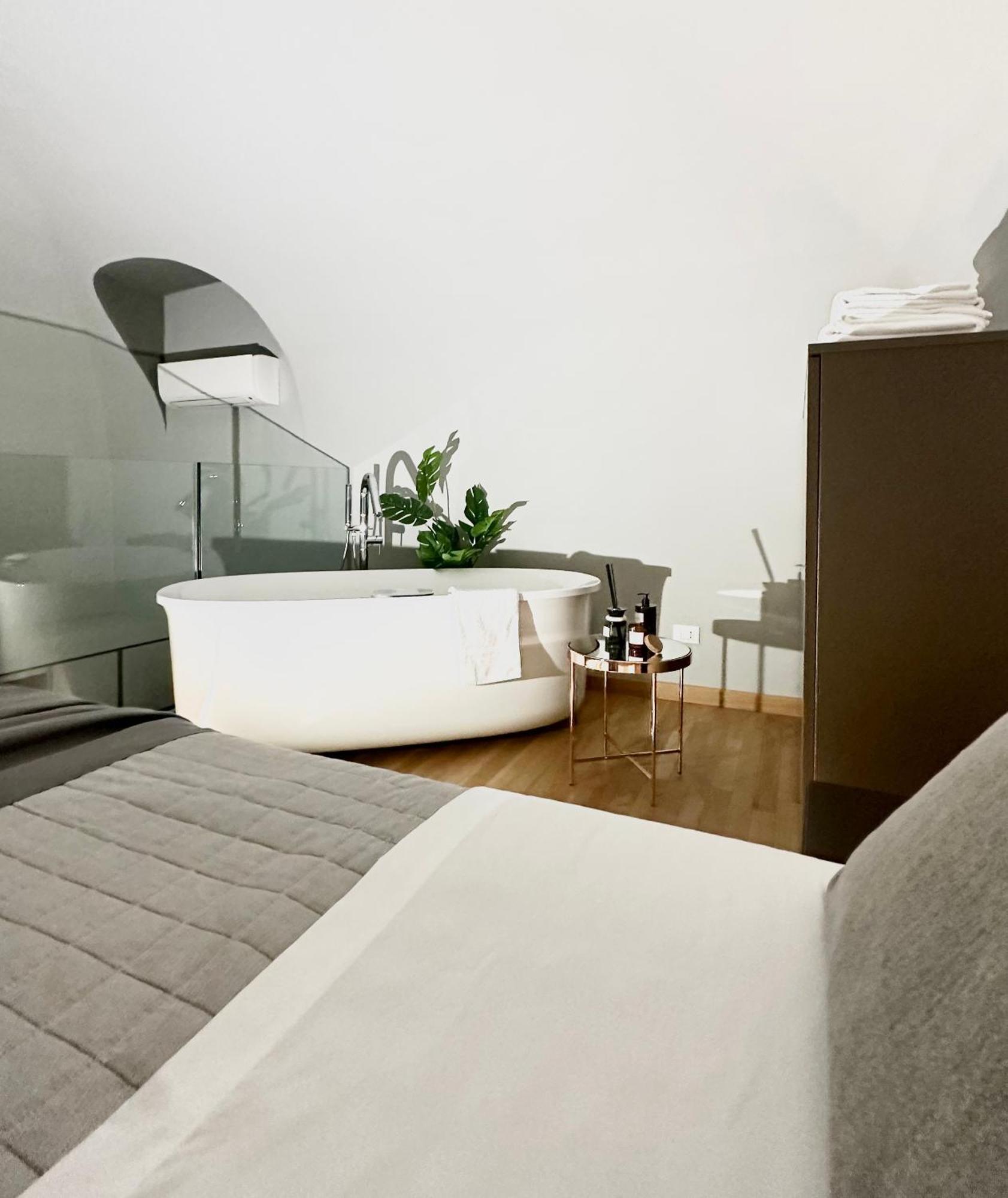Jacuzzi Luxury Apartment In The Town Centre Турин Экстерьер фото